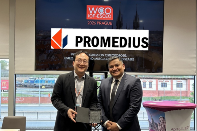 WHO-ESCEO 혁신상을 수상한 프로메디우스 배현진 대표(좌측) 및 심사에 참여한 WHO Thiyagarajan박사. (사진=프로메디우스)