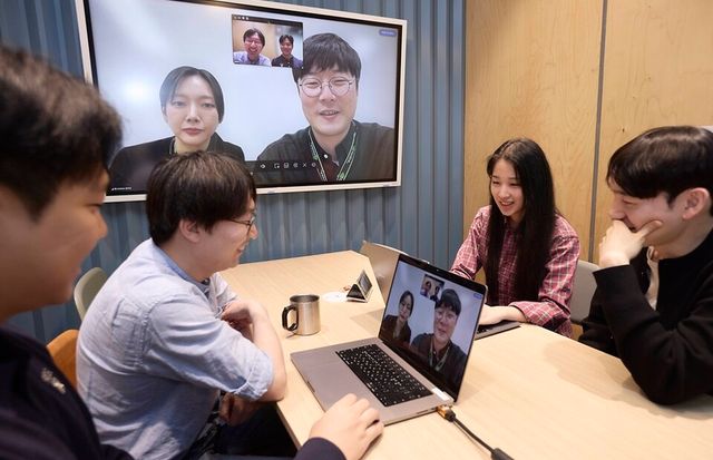 SK텔레콤 을지로 본사에서 AI 모델 개발자들이 엔비디아 담당자들과 원격 회의를 진행하는 모습. (사진=SK텔레콤)