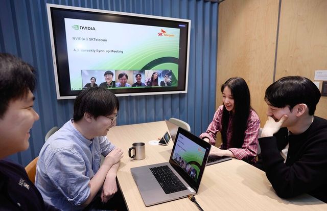 SK텔레콤 을지로 본사에서 AI 모델 개발자들이 엔비디아 담당자들과 원격 회의를 진행하는 모습. (사진=SK텔레콤)