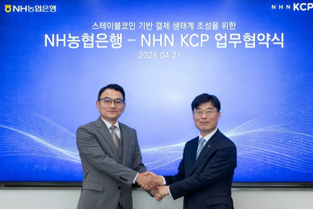 NHN KCP 박준석 대표이사(왼쪽)와 NH농협은행 김주식 부행장이 악수를 하고 있다. (사진=NHN KCP)