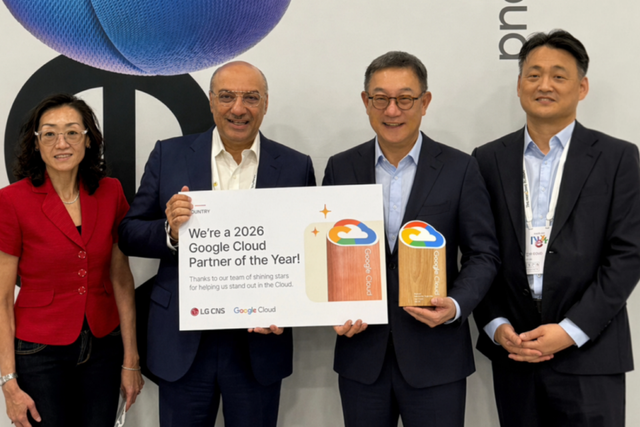 LG CNS CEO 현신균 사장(왼쪽에서 세번째)과 AI클라우드사업부장 김태훈 부사장(왼쪽에서 네번째)이 ‘구글 클라우드 파트너 어워즈 2026’ 현장에서 루스 선(Ruth Sun) 구글 클라우드 코리아 사장(왼쪽에서 첫번째), 카란 바즈와(Karan Bajwa) 구글 클라우드 아시아·태평양 지역 총괄과 기념사진을 촬영하고 있는 모습. (사진=LG CNS)