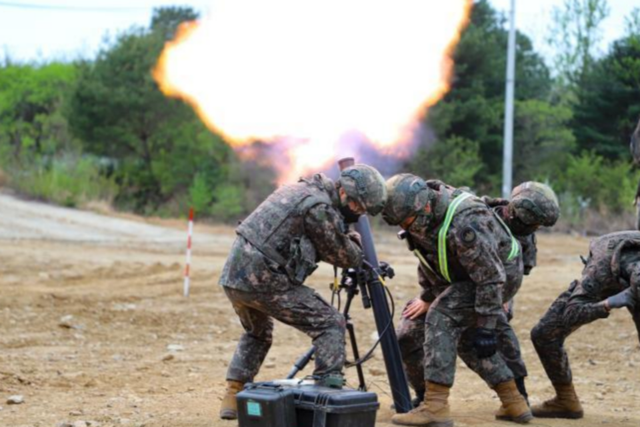 육군21보병사단 천봉여단 장병들이 ‘유·무인 복합 박격포 전투체계’를 활용한 박격포 실사격을 하고 있다. (사진=국방부)