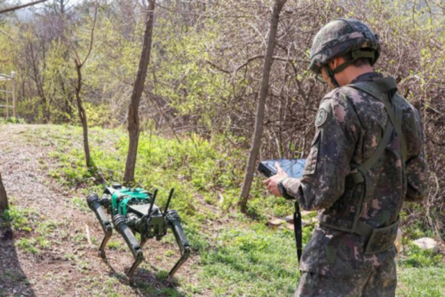 육군5보병사단 표범여단 장병이 다족보행로봇을 조종하고 있다. (사진=국방부)