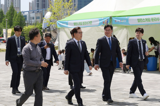사이언스 봄 축제 현장을 둘러보고 있는 정준호 국회의원. (사진=국립광주과학관)