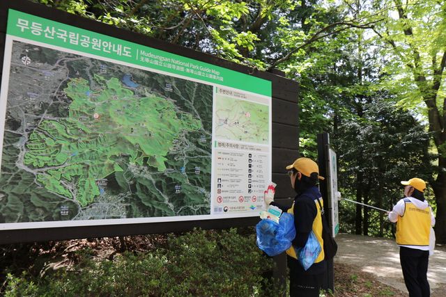 4월 24일 무등산 국립공원 환경정화 활동 현장. (사진=전남정보문화산업진흥원)