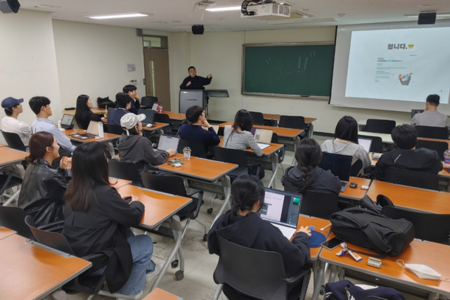 AI 기반 창업 방법론을 수강 중인 서울대 전공생 등 53명이 글로벌 플랫폼 경력 전문가의 특강을 경청하고 있다. (사진=서울대학교)