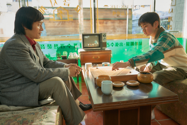 영화 '승부'에서 배우 이병헌이 조훈현 국수를, 배우 김강훈이 이창호 국수를 연기하고 있다. (사진=넷플릭스)