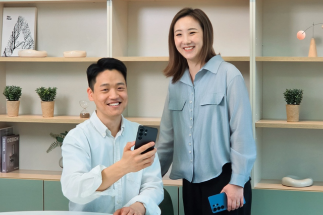 삼성전자 MX사업부 민준성 프로(좌)와 유선미 프로(우). (사진=삼성전자)