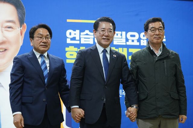 강기정 광주시장과 김영록 예비후보, 신정훈 국회의원. (사진=김 예비후보 캠프)