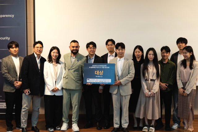 MEXC Ventures의 Vugar Usi 명예회장(왼쪽에서 네 번째)이 ‘UPScore AI’ 팀에게 ‘멕시벤처스상’ 수상 후 기념사진을 촬영하고 있다. (사진=멕시벤처스)
