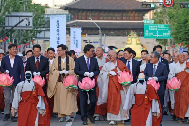 '2026 연등회’ 퍼레이드에 참석한 최휘영 장관과 로봇 스님. (사진=최휘영 문화체육관광부 장관 SNS)