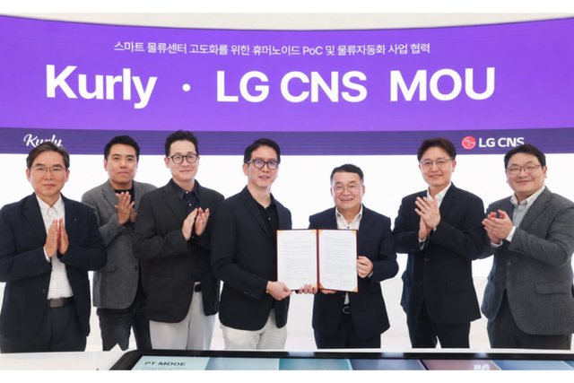 LG CNS 통신유통서비스사업부장 박상균 전무(오른쪽 두번째)와 스마트물류&시티사업부장 이준호 전무(오른쪽 세번째)가 컬리 COO 허태영 부사장 등 경영진과 기념촬영을 하고 있다. (사진=LG CNS)