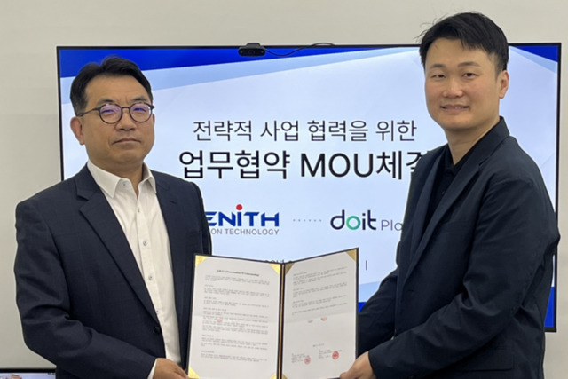 두잇플래닛 유병기 대표(오른쪽)와 제니스에스티 명유진 대표가 26일 업무협약(MOU) 체결 후 기념 촬영을 하고 있다. (사진=두잇플래닛)