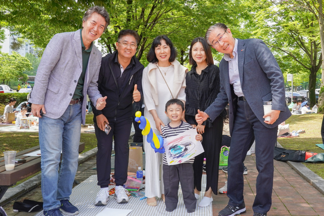 지난해 열린 제2회 GIST 과학상상 어린이 미술대회에서 임기철 총장(오른쪽 첫 번째)과 정용화 대외부총장(왼쪽 첫 번째)이 참가 어린이 가족과 함께 사진 촬영을 하고 있다. (사진=지스트)