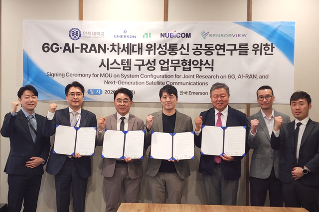 왼쪽부터 한국NI 이상현 부장, 연세대 채찬병 교수, 센서뷰 김병남 사장, 한국NI 정구환 사장, 누비콤 신동만 사장, 센서뷰 금교홍 상무, 누비콤 김기륭 부장이 6G·AI-RAN·차세대 위성통신 공동연구를 위한 시스템 구성 업무협약 체결 후 기념사진을 촬영하고 있다. (사진=누비콤)