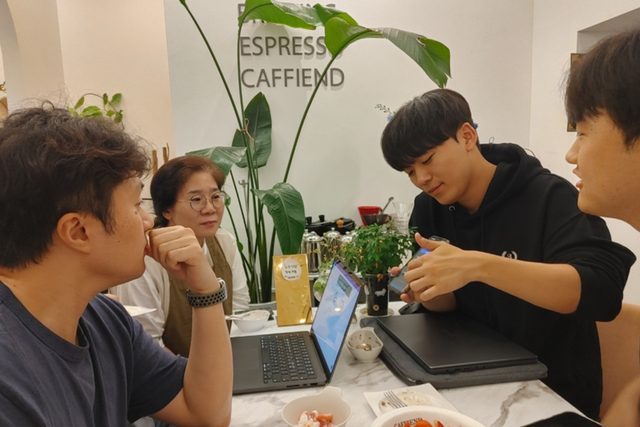 2026년 5월, 한동대 학생들(노현호, 이재호, 이준영, 조유리, 김예준, 문예찬 등)이 김재형 SAP 솔루션 어드바이저와 로컬 디저트 카페 카피엔드(대표 김미경)를 찾아 소상공인 맞춤형 ERP 시스템의 시연을 진행 중이다. (사진=한동대)