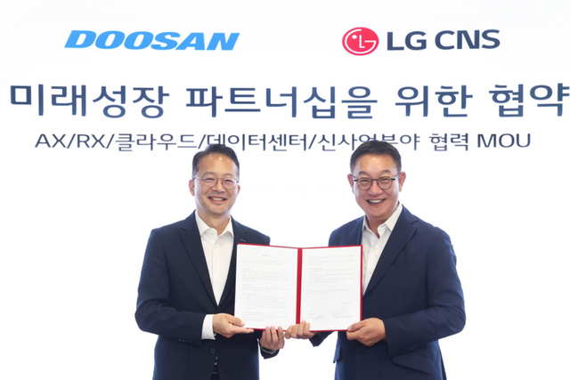 왼쪽부터 두산 유승우 사장과 현신균 LG CNS 사장이 업무협약식에서 기념촬영을 하고 있다. (사진=LG CNS)