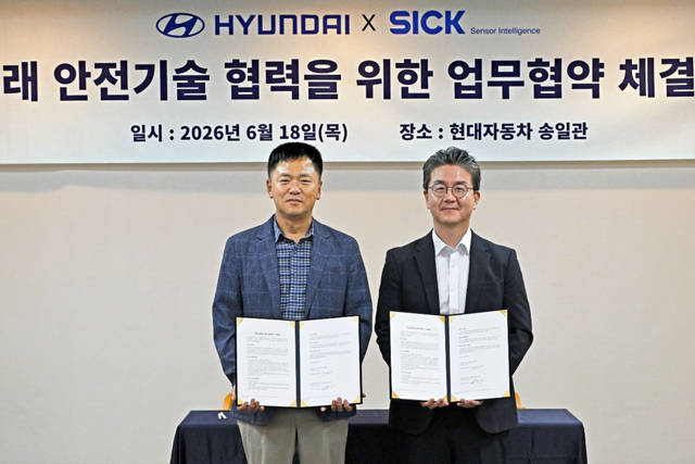 현대차 안전환경관리사업부장 정상익 상무와 씨크코리아 문성식 대표가 업무협약식을 끝내고 기념사진 촬영을 하고 있다. (사진=씨크코리아)
