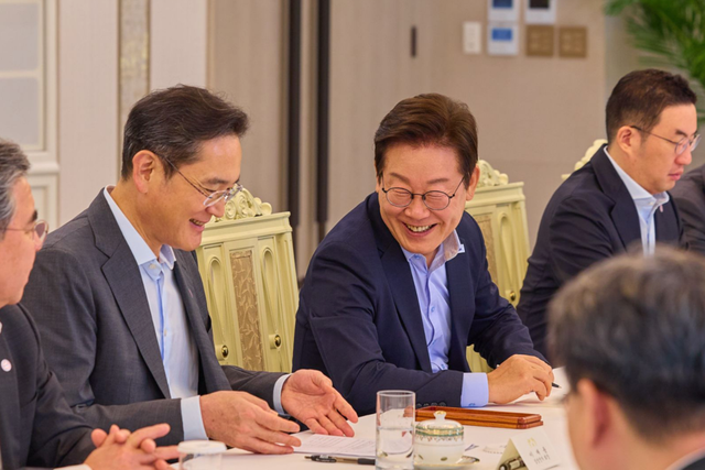 이재명 대통령(오른쪽)과 이재용 삼성전자 회장. (사진=청와대)