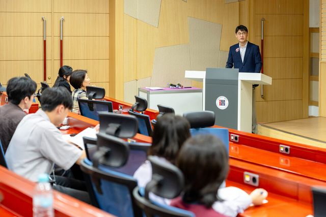 신소재공학과 윤명한 교수가 NTUST 방문단을 대상으로 환영 인사와 행사 소개를 하고 있다. (사진=지스트)