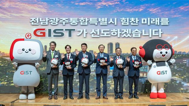 GIST 창업혁신진흥원 개원식 참석자들이 기념촬영을 하고 있다. (사진=지스트)