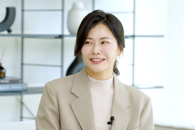 나는솔로 28기 출연자 영숙이 한 유튜브 방송에 출연해 '미국 간호사 취업'에 대해 묻고 있다. (사진=토마스앤앰코 유튜브)