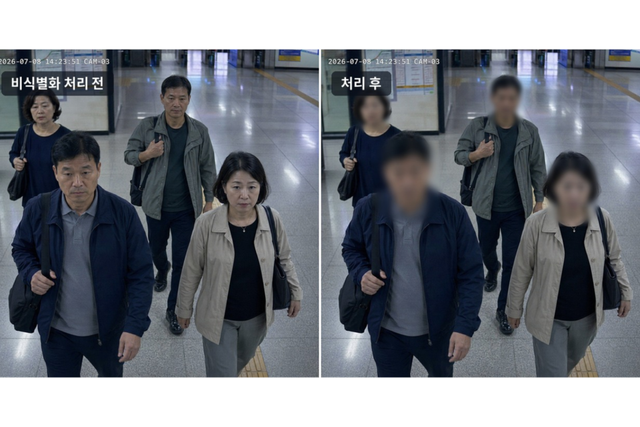 블러미가 CCTV 영상 속 얼굴을 AI로 자동 모자이크(블러) 처리한 전후 비교. 왼쪽이 원본, 오른쪽이 비식별화 처리 후 화면이다. 원본은 AI로 생성한 연출 이미지며, 블러 처리는 블러미로 수행했다. (사진=자라소프트)