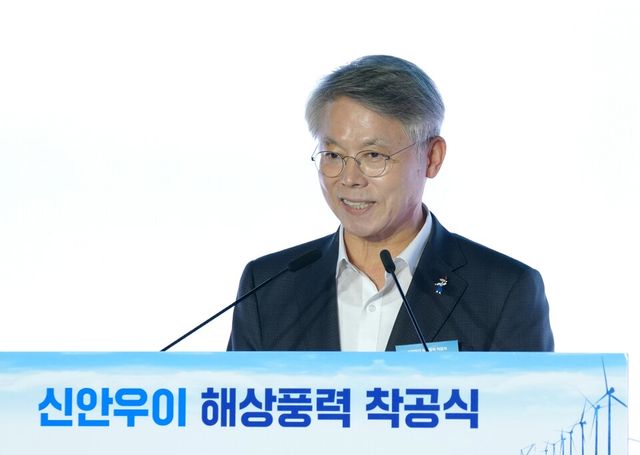 민형배 전남광주통합특별시장이 16일 신안국민체육센터에서 열린 ‘신안우이 해상풍력 발전단지 착공식’에서 축사를 하고 있다. (사진=전남광주통합특별시)