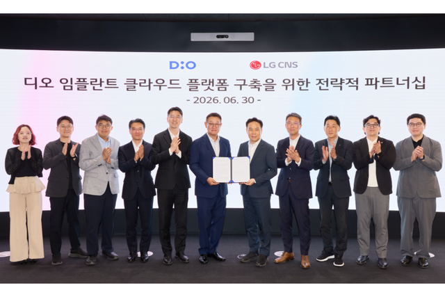 지난 6월 30일 서울 강서구 마곡동 LG CNS 본사에서 디오 김종원 대표(가운데 오른쪽)와 LG CNS 현신균 사장(가운데 왼쪽)을 비롯한 양사 관계자들이 업무협약 체결 후 기념촬영을 하고 있다. (사진=디오)