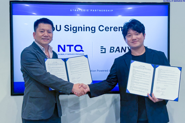 NTQ Korea Tran Ho Phuong 대표(왼쪽)와 반야AI 황병대 대표가 업무협약 체결 후 기념 촬영을 하고 있다. (사진=엔티큐코리아)