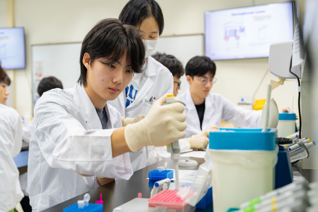 참가자들이 ‘화학 전공’ 실험에서 강사의 설명을 들으며 실험에 참여하고 있다. (사진=GIST)