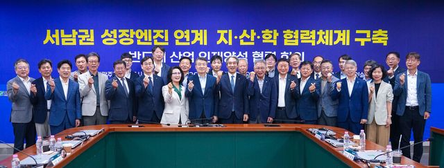 민형배 전남광주통합특별시장이 31일 오전 전남대학교에서 열린 ‘반도체 산업 인재양성 협력회의’에 참석해 김대중 통합특별시 교육감, 대학 총장, 반도체 전문가 등과 회의를 마친 뒤 기념촬영 하고 있다. (사진=전남광주통합특별시)