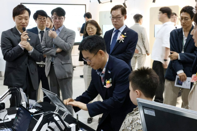 인공지능 특별전 '모두의 AI(On-AI)'에서 드로잉봇을 체험하는 모습. (사진=국립광주과학관)