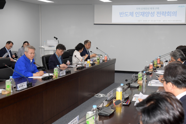 민형배 전남광주통합특별시장 3일 인공지능융합사업단(AICA)에서 삼성전자와 SK하이닉스의 총 800조원 규모 호남권 반도체 투자에 대응하기 위한 ‘반도체 인재양성 전략회의’에 참석해 인사말을 하고 있다. (사진=전남광주통합특별시)