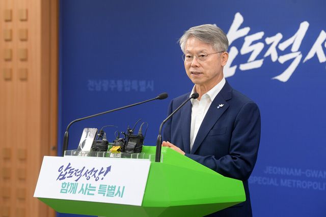 민형배 전남광주통합특별시장이 6일 광주청사 브리핑실에서 ‘호남 반도체 클러스터 부지 확정’ 기자회견을 하고 있다. (사진=전남광주통합특별시)