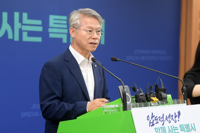 민형배 전남광주통합특별시장이 6일 광주청사 브리핑실에서 ‘호남 반도체 클러스터 부지 확정’ 기자회견을 하고 있다. (사진=전남광주통합특별시)