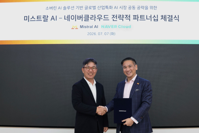왼쪽부터 네이버클라우드 김유원 대표, 미스트랄AI 제프 순 APAC 대표. (사진=네이버클라우드)