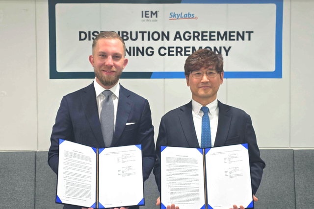 이병환 스카이랩스 대표(오른쪽)와 토마스 코르트(Thomas Korth) IEM GmbH CEO가 ‘병·의원용 CART 혈압계’의 유럽 공급 계약을 체결한 후 기념 촬영을 하고 있다. (사진=스카이랩스)