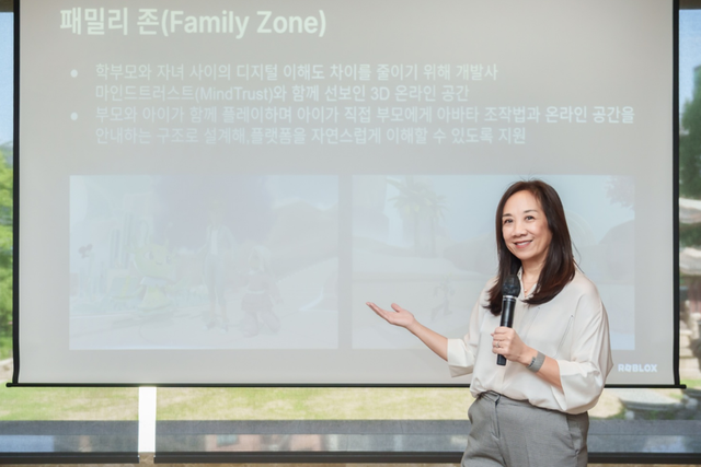 ‘로블록스 디지털 시민의식 파이어사이드 챗’ 행사에서 발표를 하고 있는 타미 바우믹 로블록스 시민의식 및 파트너십 부사장. (사진=로블록스)