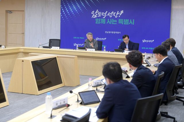 민형배 전남광주통합특별시장이 5일 광주청사 시장 집무실에서 ‘반도체 클러스터 지정 대응상황 점검회의’를 주재하고 있다. (사진=전남광주통합특별시)