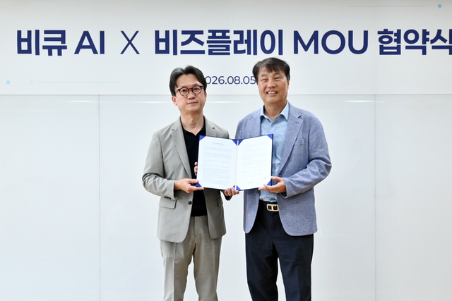 석창규 비즈플레이 대표(오른쪽)와 임경환 비큐AI 대표가 업무협약 체결 후 기념 촬영을 하고 있다. (사진=비즈플레이)