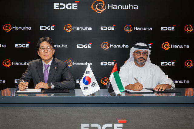 왼쪽부터 양기원 한화시스템 대표와 하마드 알 마라르(Hamad Al Marar) 에지 그룹 CEO. (사진=한화시스템)