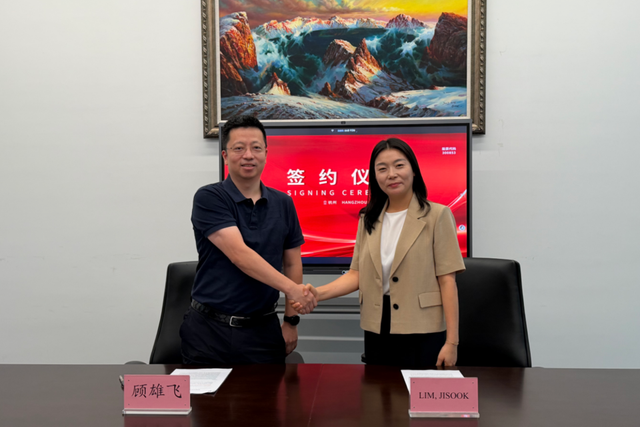 Gu Xiongfei Shenhao 대표와 임지숙 ㈜스마트큐브 대표이사가 MOU를 체결하고 있다. (사진=스마트큐브)