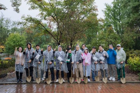 환경재단-다나허코리아 ‘2024 그린데이’ 행사 참석자들이 기념 촬영을 하고 있다