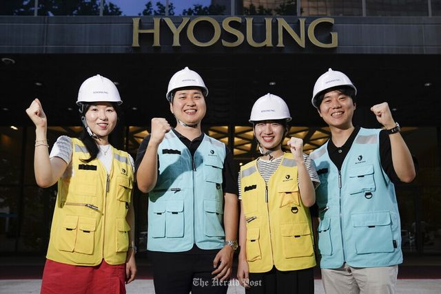 사진 출처 = 효성그룹.&nbsp;본사 앞에서 임직원들이 안전조끼를 입고 촬영을 하고 있다. 안전조끼는 효성 협력사 200여곳 전달된다