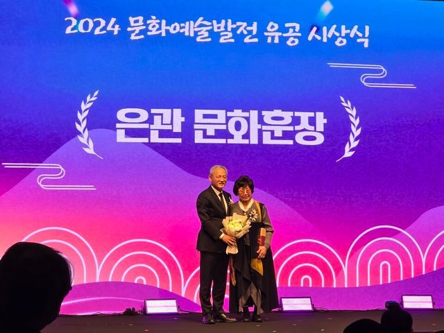사진은 유인촌 문화체육관광부 장관(사진 왼쪽)이 양혜숙 이사장에게 은관 문화훈장을 수여한 뒤 함께 기념 사진을 찍고 있는 모습.