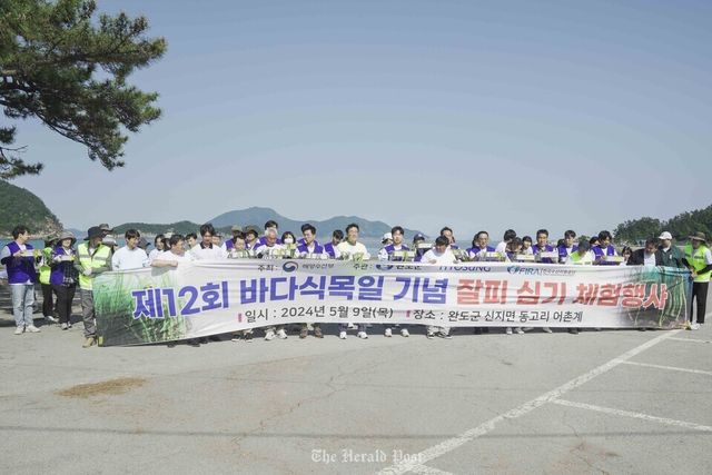 사진 : 효성그룹 제공. 바다식목일을 맞아 완도군 신지면 동고리 어촌계 일원에서&nbsp;연안생태계 복원을 위한 활동에 나선&nbsp;효성그룹 임직원들
