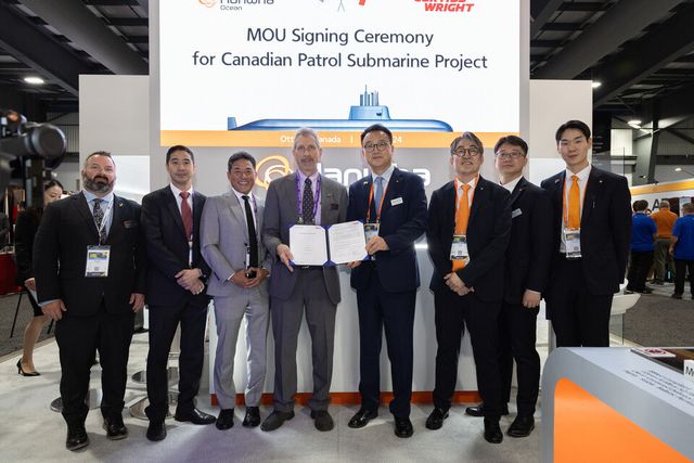 캐나다 최대 방산 전시회인 CANSEC에서 한화오션 특수선사업부장 이용욱 부사장(왼쪽에서 다섯번째)과 Curtiss-Wright Indal Technologies社 돈 맥케이(Don McKay) 영업 및 사업개발 담당(왼쪽에서 네번째) 등 양사 관계자들이 MOU를 체결한 뒤 기념촬영을 하고 있다.