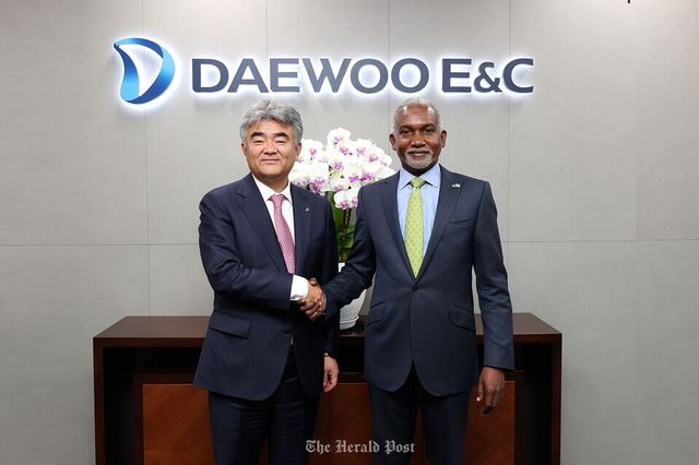 대우건설 정원주 회장과 나이지리아 유수프 마이타마 투가르 외교부장관이 기념 사진을 촬영하고 있다.
