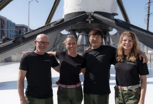 왼쪽에서 3번째가 춘 왕, 출처=디지털타임스 홈페이지 캡쳐